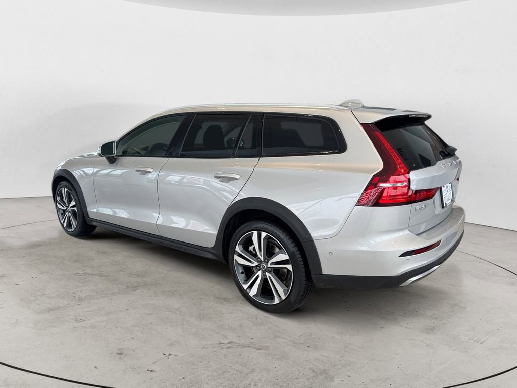 Certified 2025 Volvo V60 B5 Cross Country Plus image 4