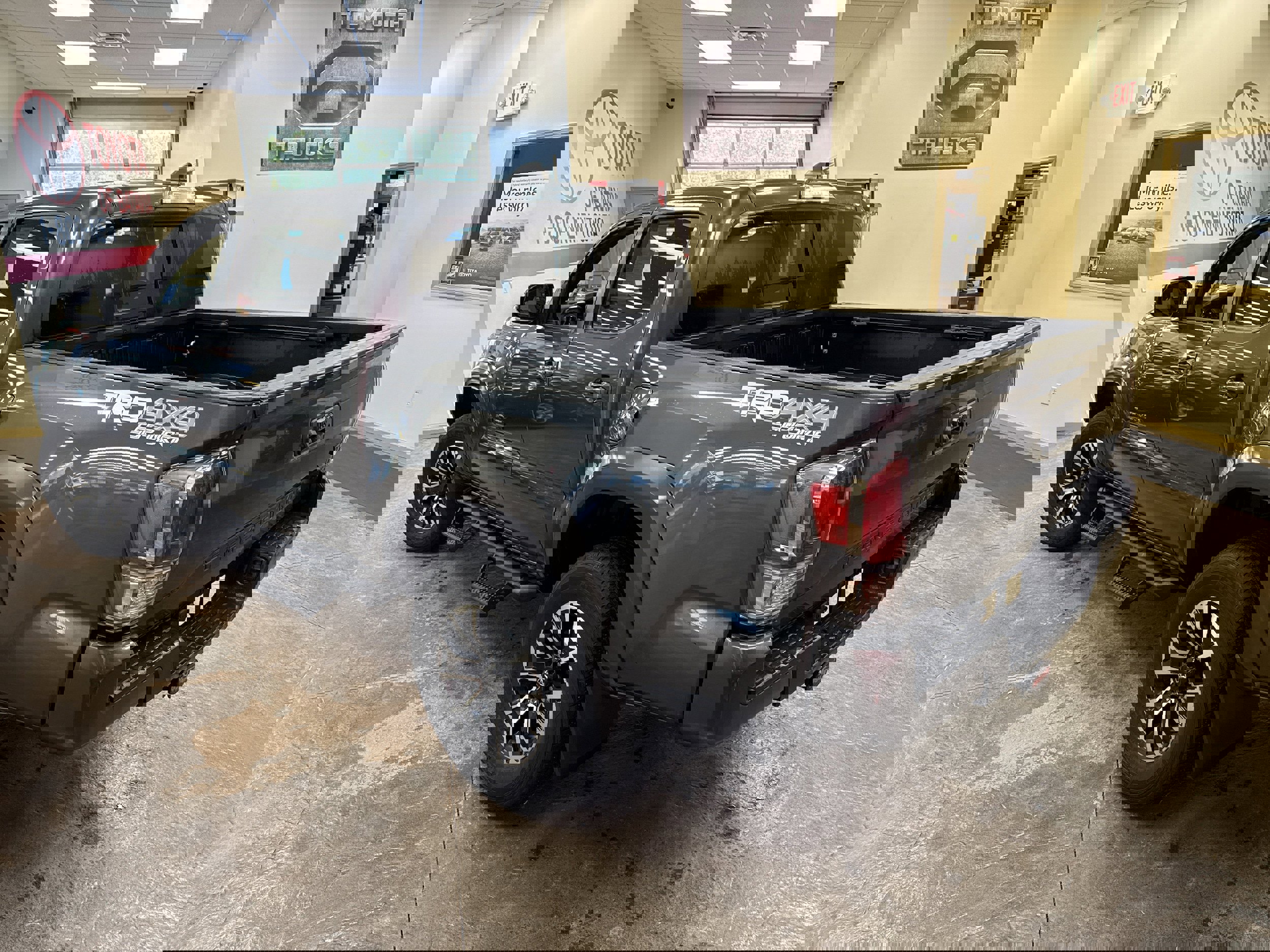 Used 2023 Toyota Tacoma TRD Sport w/ Black Out Package (TMS) image 7