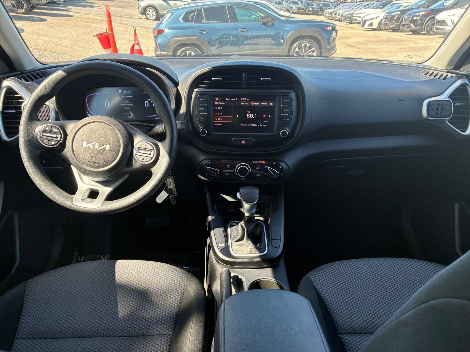 Used 2025 Kia Soul LX w/ LX Technology Package FWD image 28