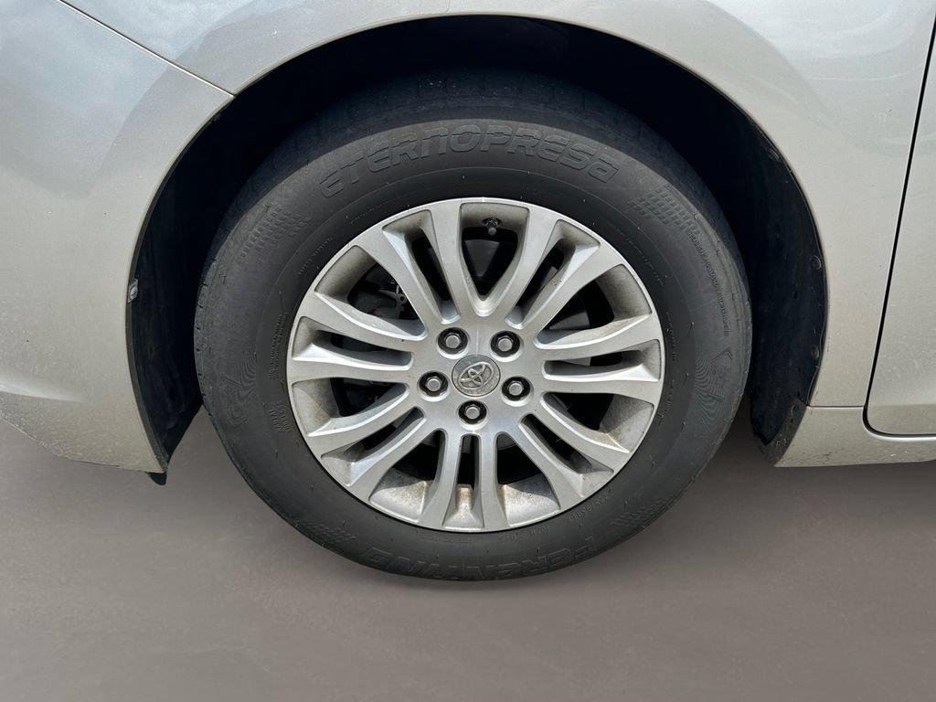 Used 2015 Toyota Sienna XLE FWD image 9