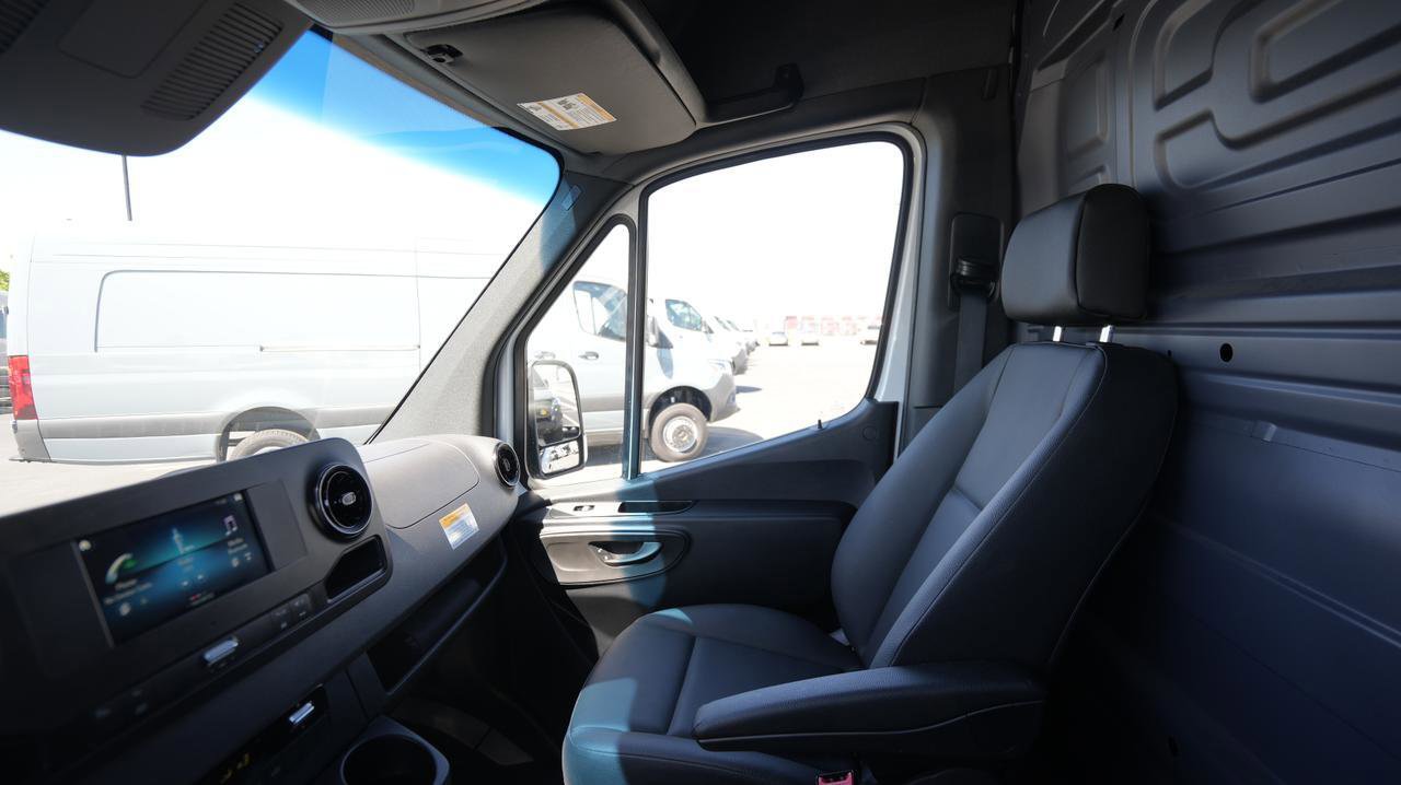 Used 2024 Mercedes-Benz Sprinter 2500 image 9