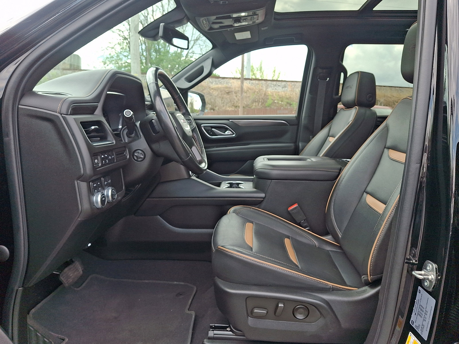 Used 2022 GMC Yukon XL AT4 image 14