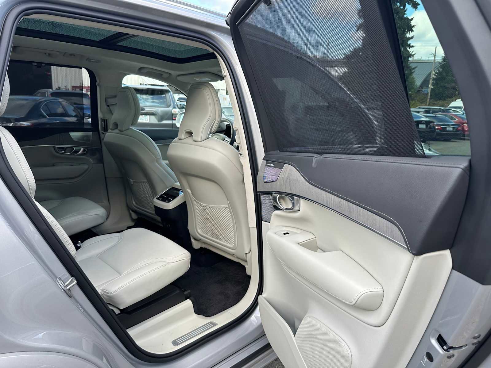 Used 2025 Volvo XC90 B6 Ultra w/ Lounge Package image 16