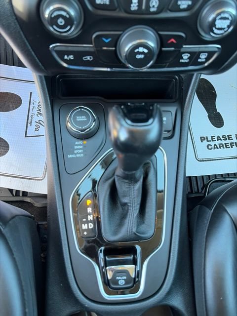 Used 2021 Jeep Cherokee Latitude Plus AWD/4WD image 13