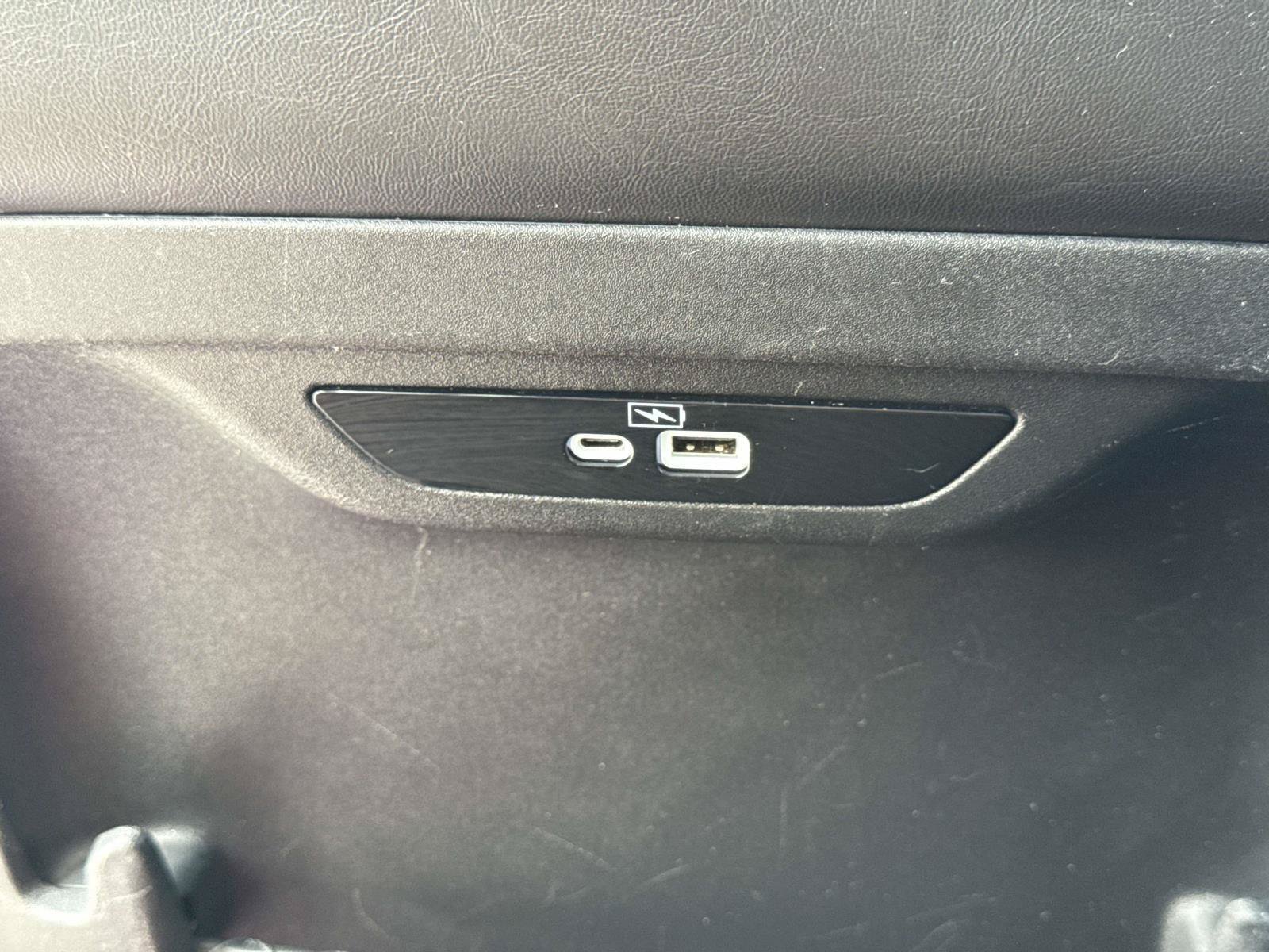 Used 2023 Chrysler Pacifica Limited FWD image 33