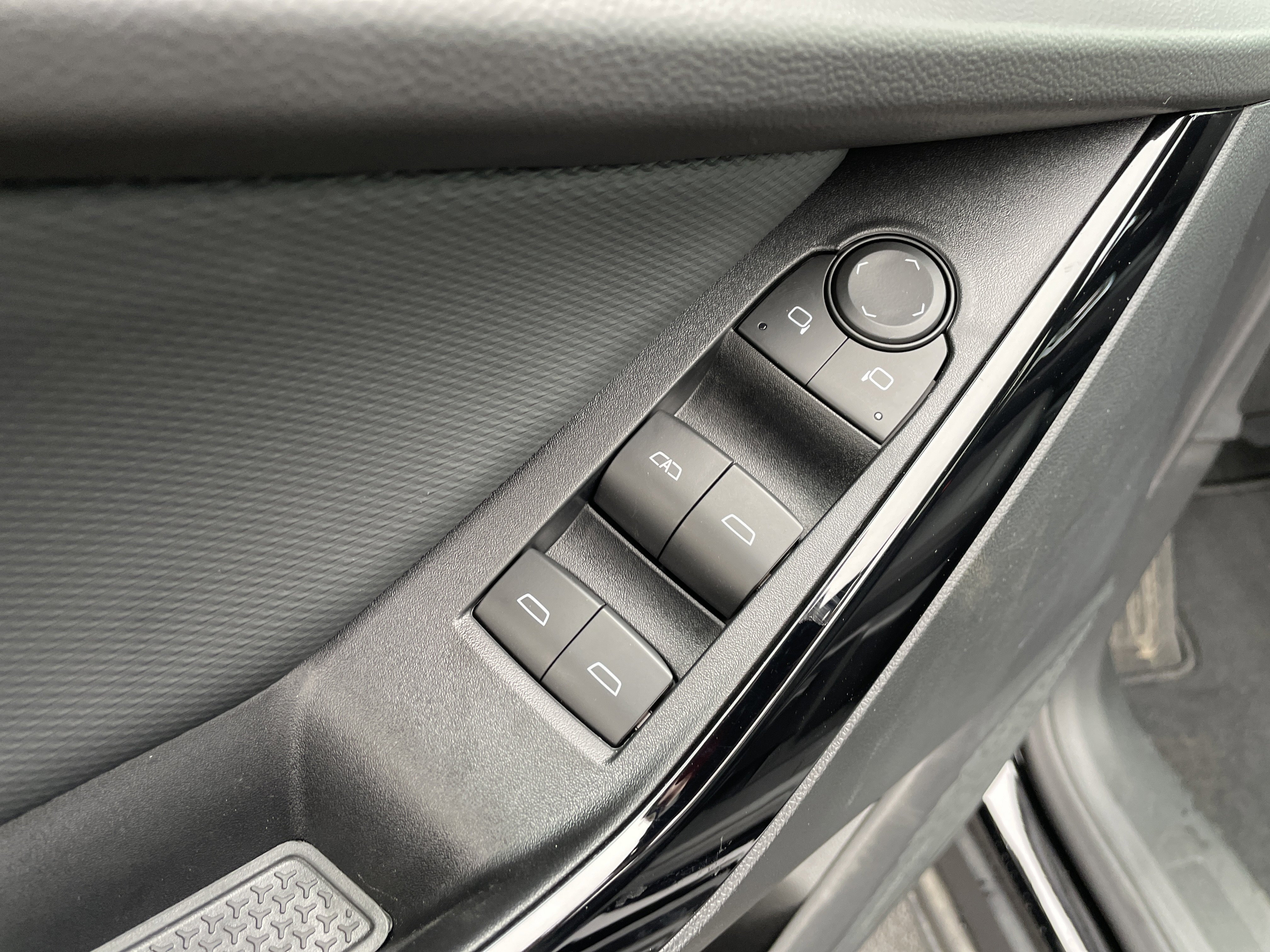 Certified 2026 Chevrolet Equinox LT w/ Midnight Edition FWD image 42
