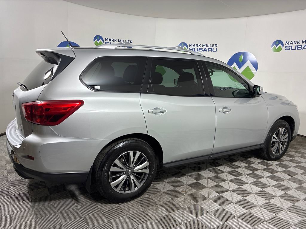 Used 2017 Nissan Pathfinder SV image 10