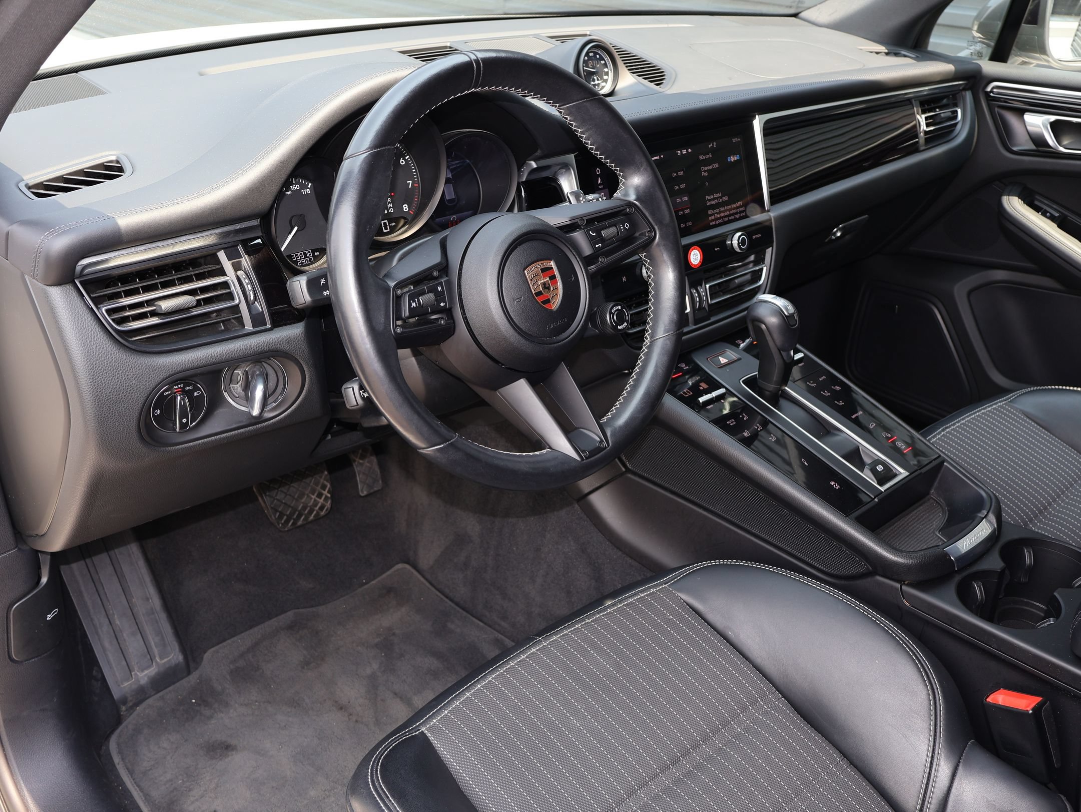 Certified 2023 Porsche Macan Turbo AWD/4WD image 4