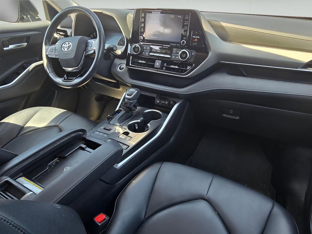 Used 2021 Toyota Highlander XLE AWD/4WD image 10