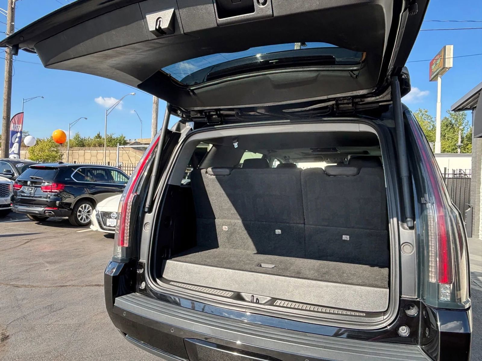 Used 2020 Cadillac Escalade Premium Luxury image 18