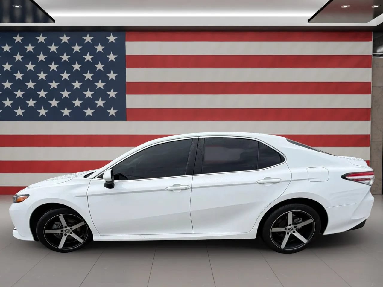 Used 2020 Toyota Camry LE FWD image 4
