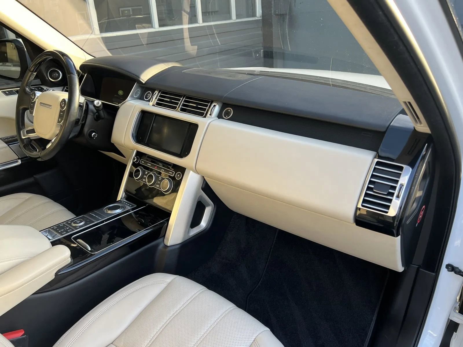 Used 2016 Land Rover Range Rover HSE image 18