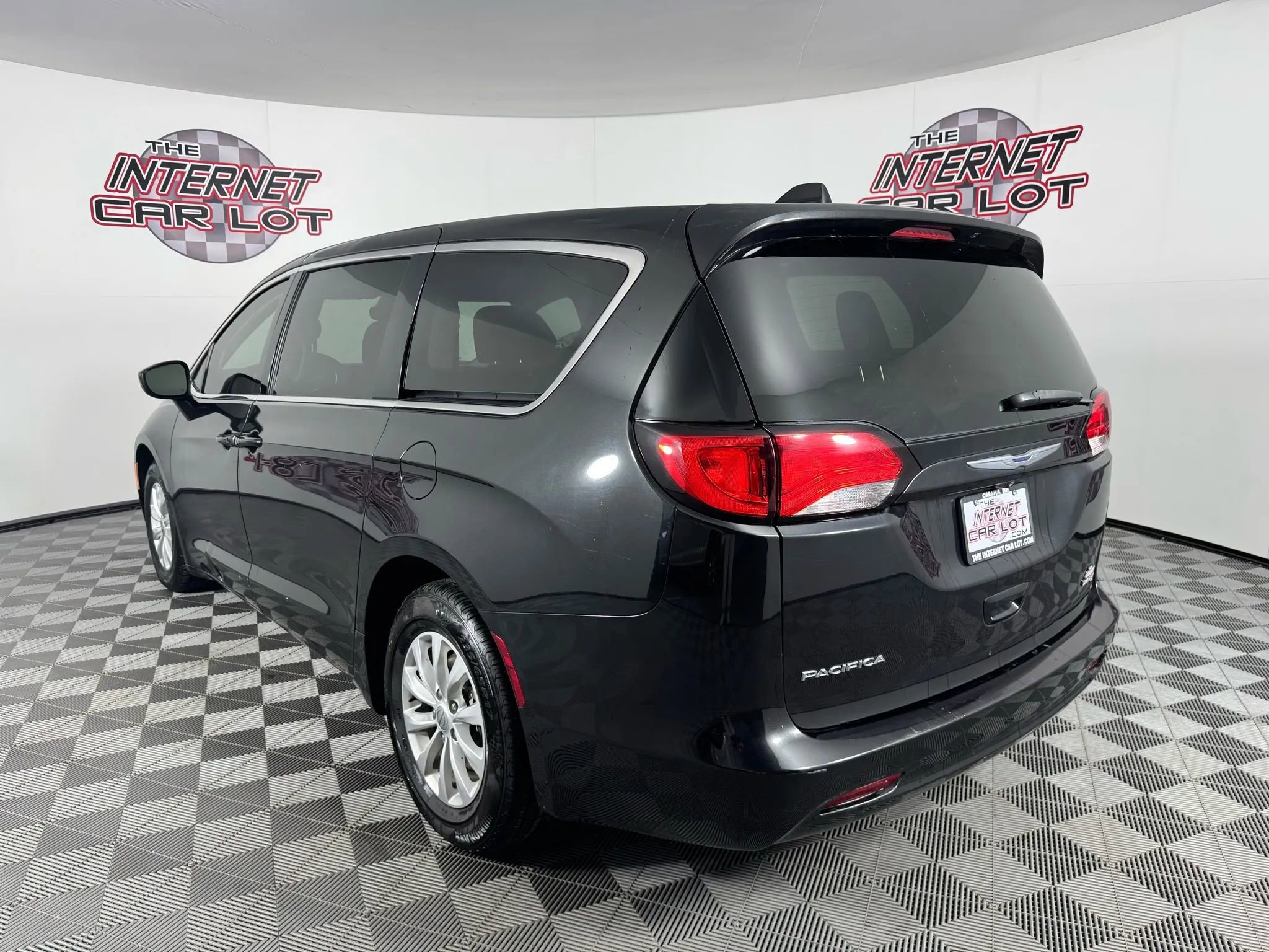 Used 2017 Chrysler Pacifica Touring w/ Tire & Wheel Group image 5