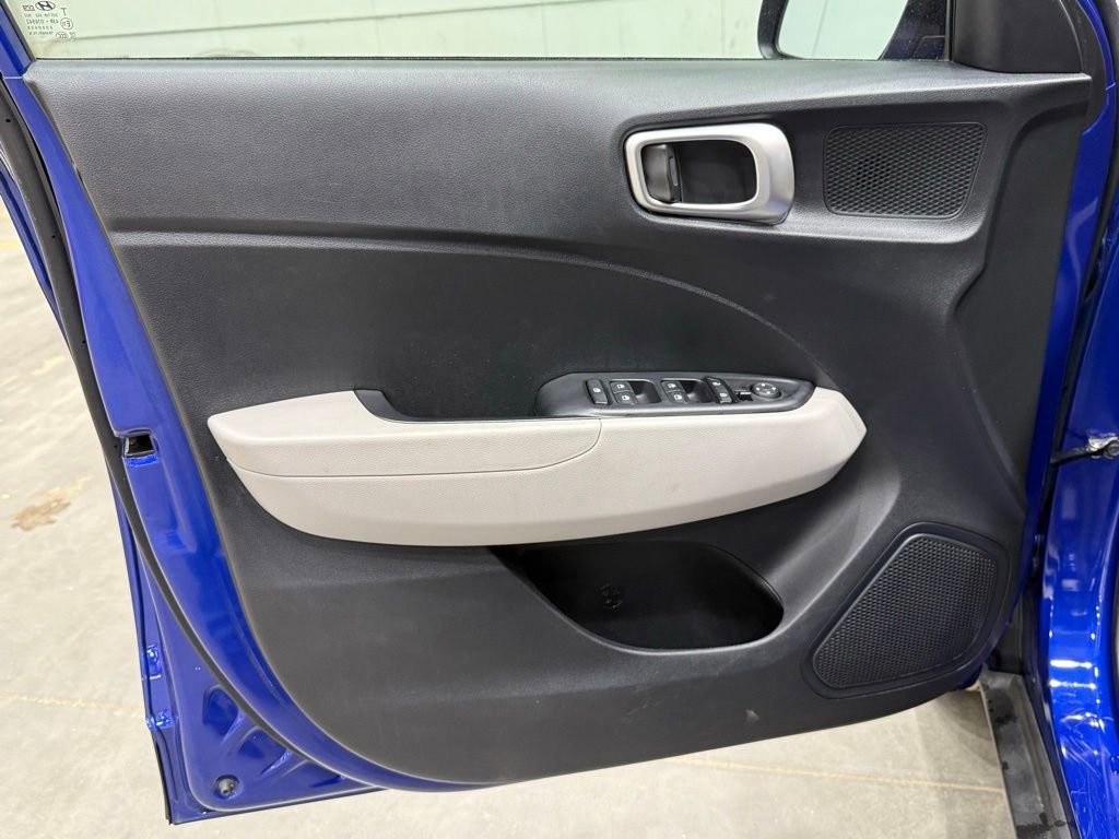 Used 2023 Hyundai Venue SEL image 16