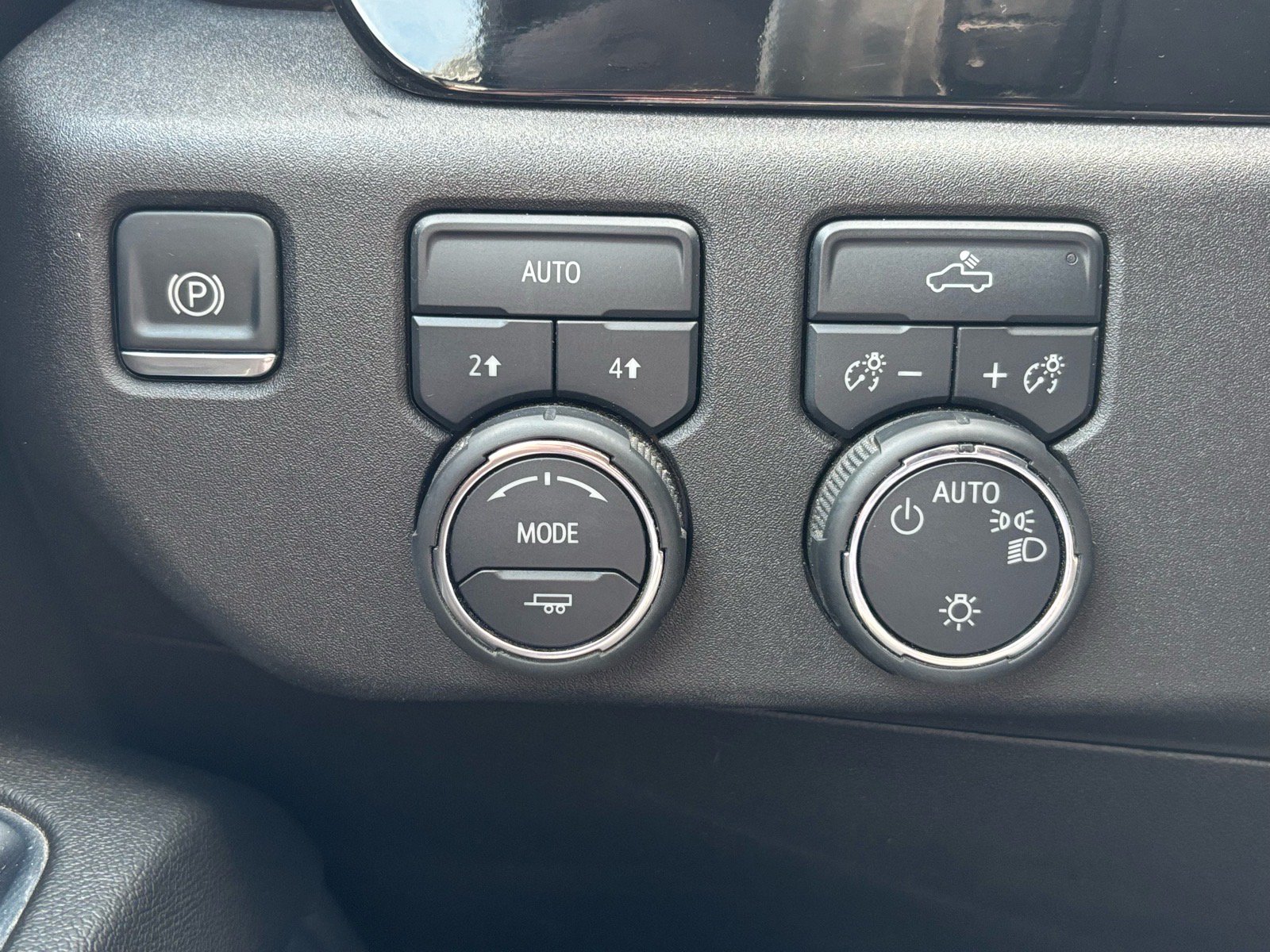 Used 2025 Chevrolet Silverado 1500 LT AWD/4WD image 11