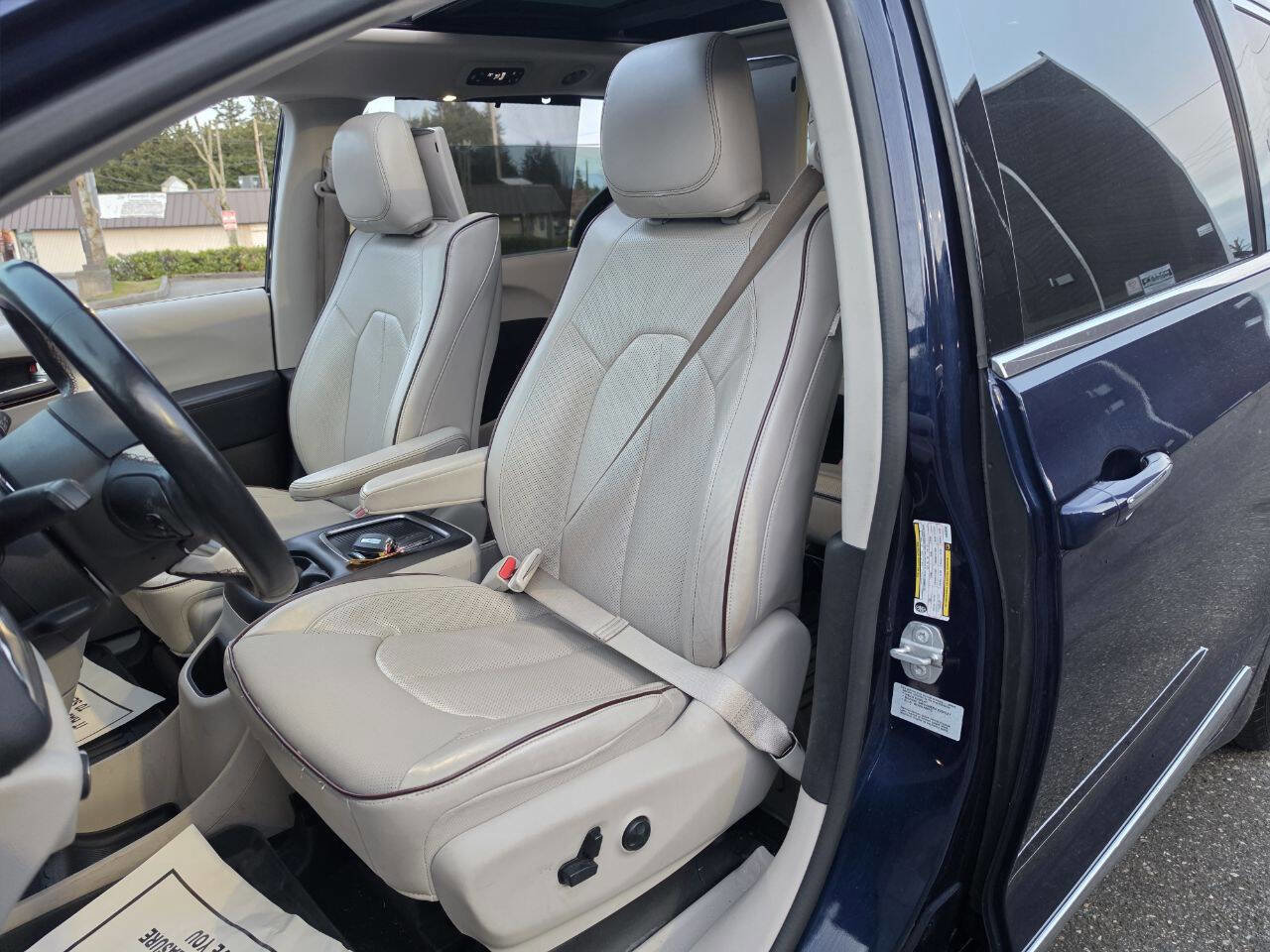Used 2017 Chrysler Pacifica Limited w/ UConnect Theater Package FWD image 17