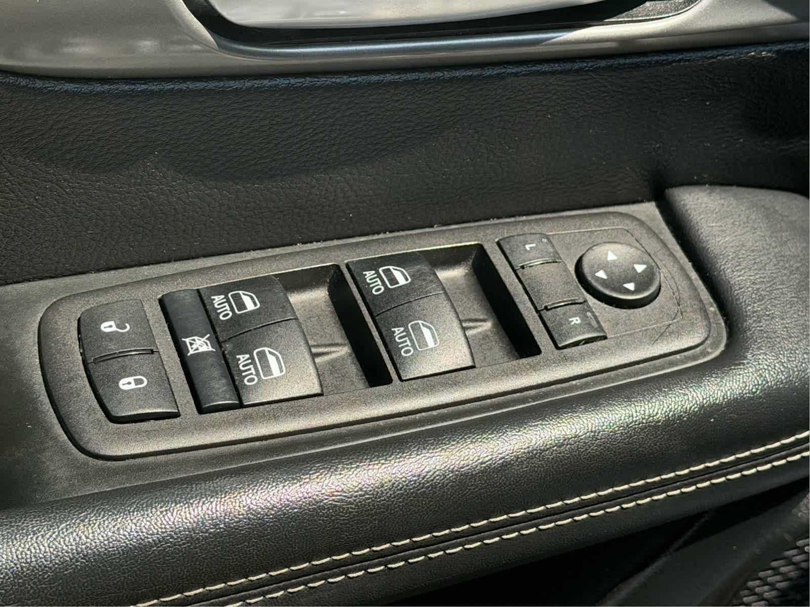 Used 2025 Chrysler Pacifica Select FWD image 10