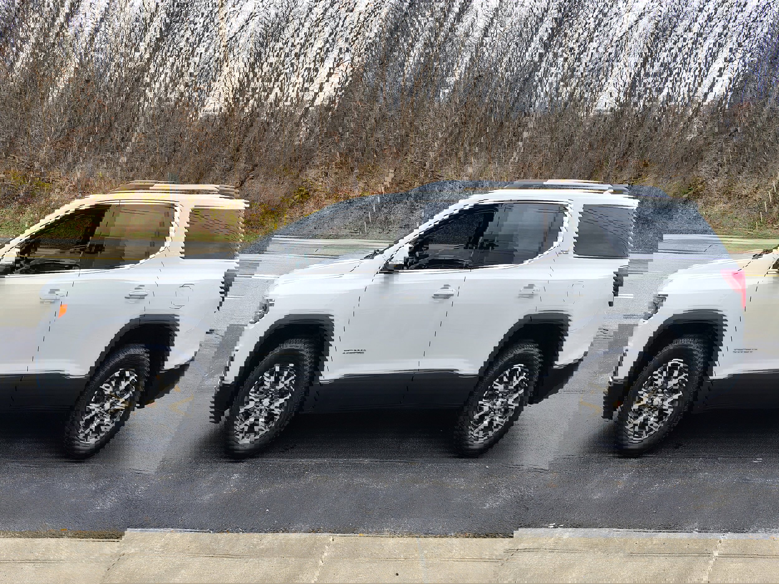 Used 2023 GMC Acadia SLE w/ Driver Convenience Package image 4