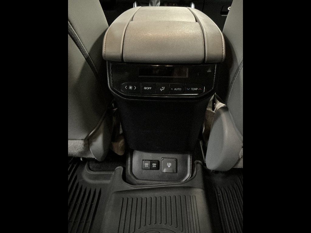 Used 2021 Toyota Highlander Limited AWD/4WD image 18