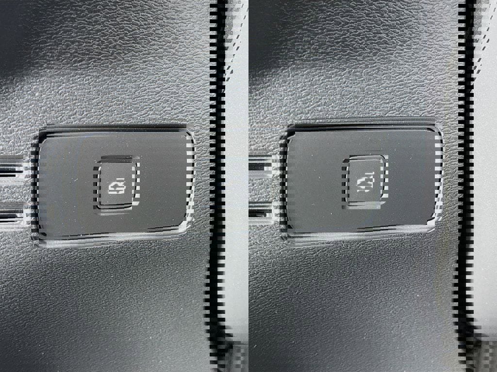 Certified 2023 Volvo C40 P8 Recharge Ultimate w/ Protection Package Premier image 10