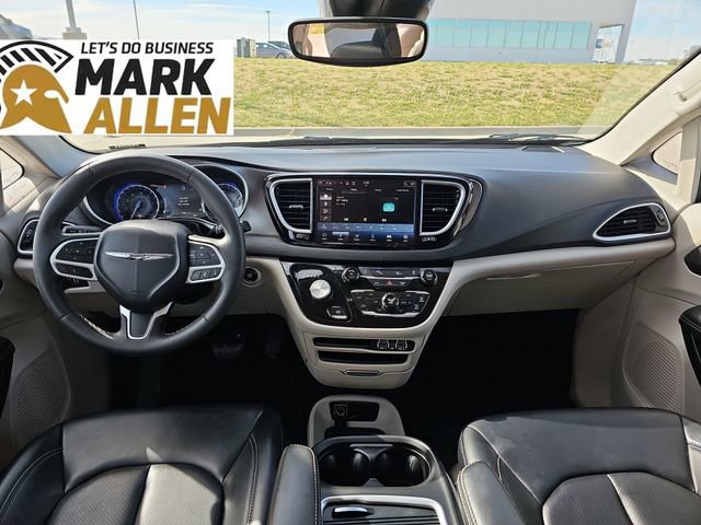 Used 2023 Chrysler Pacifica Touring-L FWD image 19