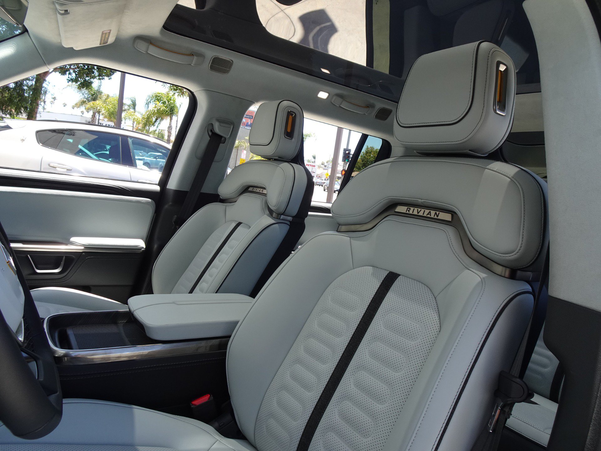 Used 2024 Rivian R1S Adventure AWD/4WD image 12