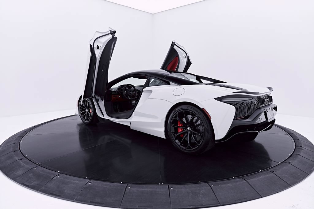 Used 2024 McLaren Artura RWD image 22