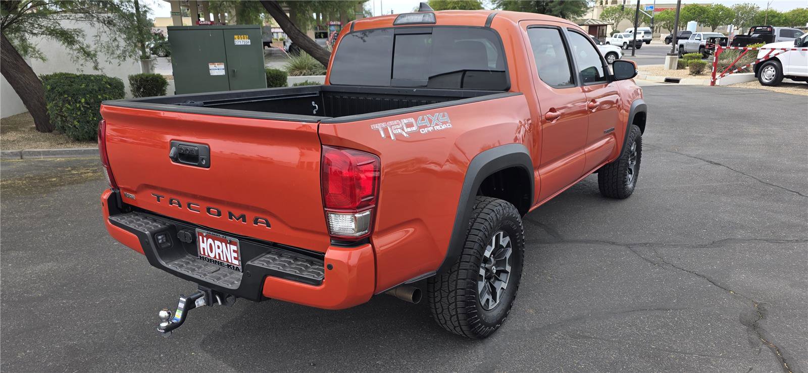 Used 2017 Toyota Tacoma TRD Off-Road w/ Premium & Technology Package image 4