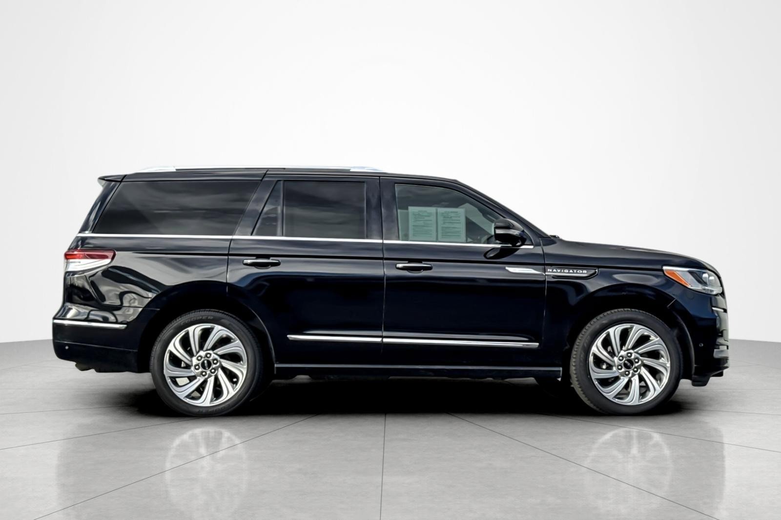 Used 2024 Lincoln Navigator Premiere image 6