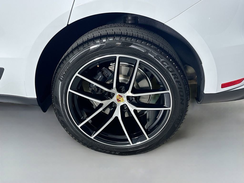 Certified 2025 Porsche Macan image 33