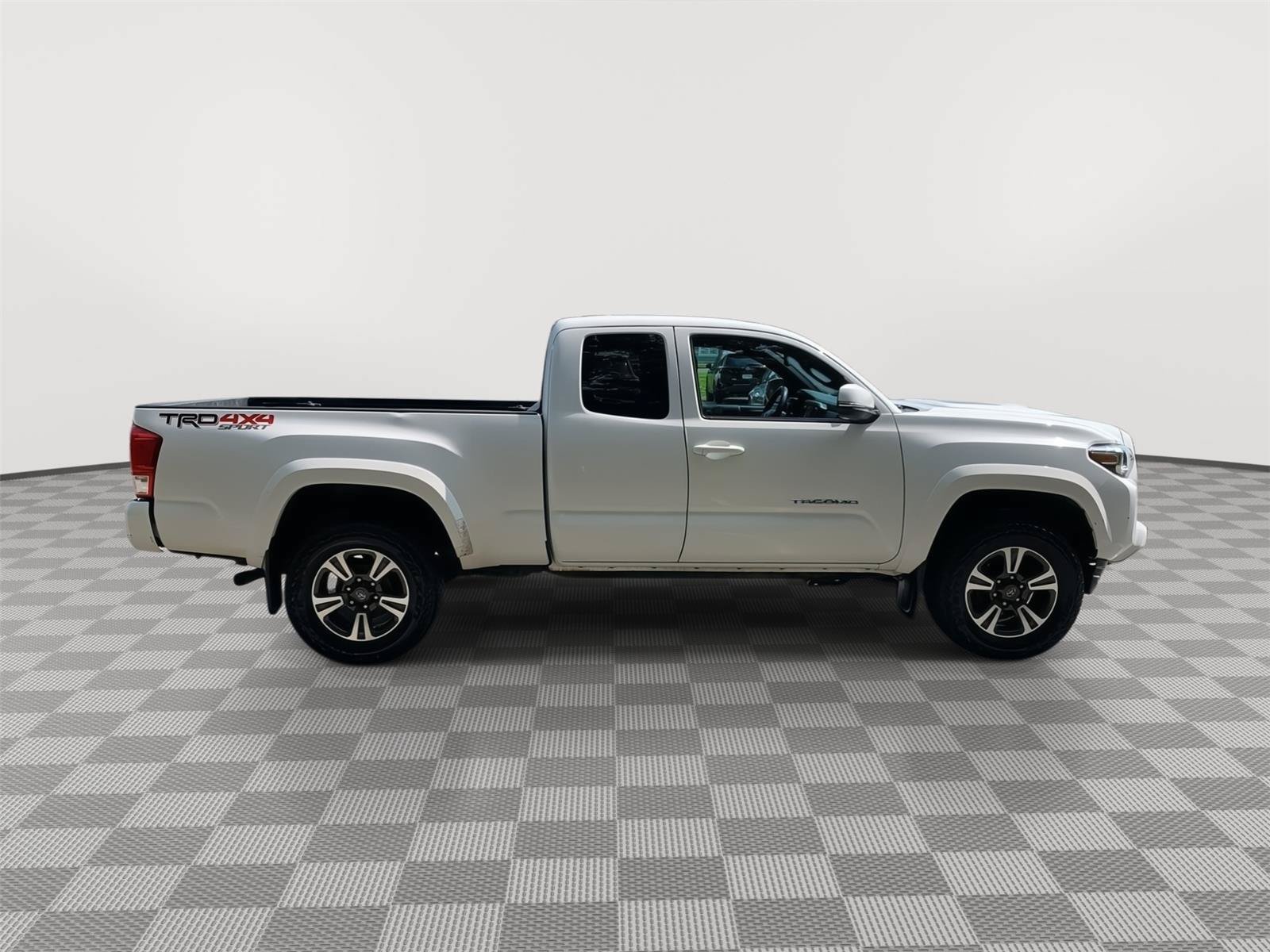 Used 2017 Toyota Tacoma TRD Sport w/ Tow Package AWD/4WD image 6