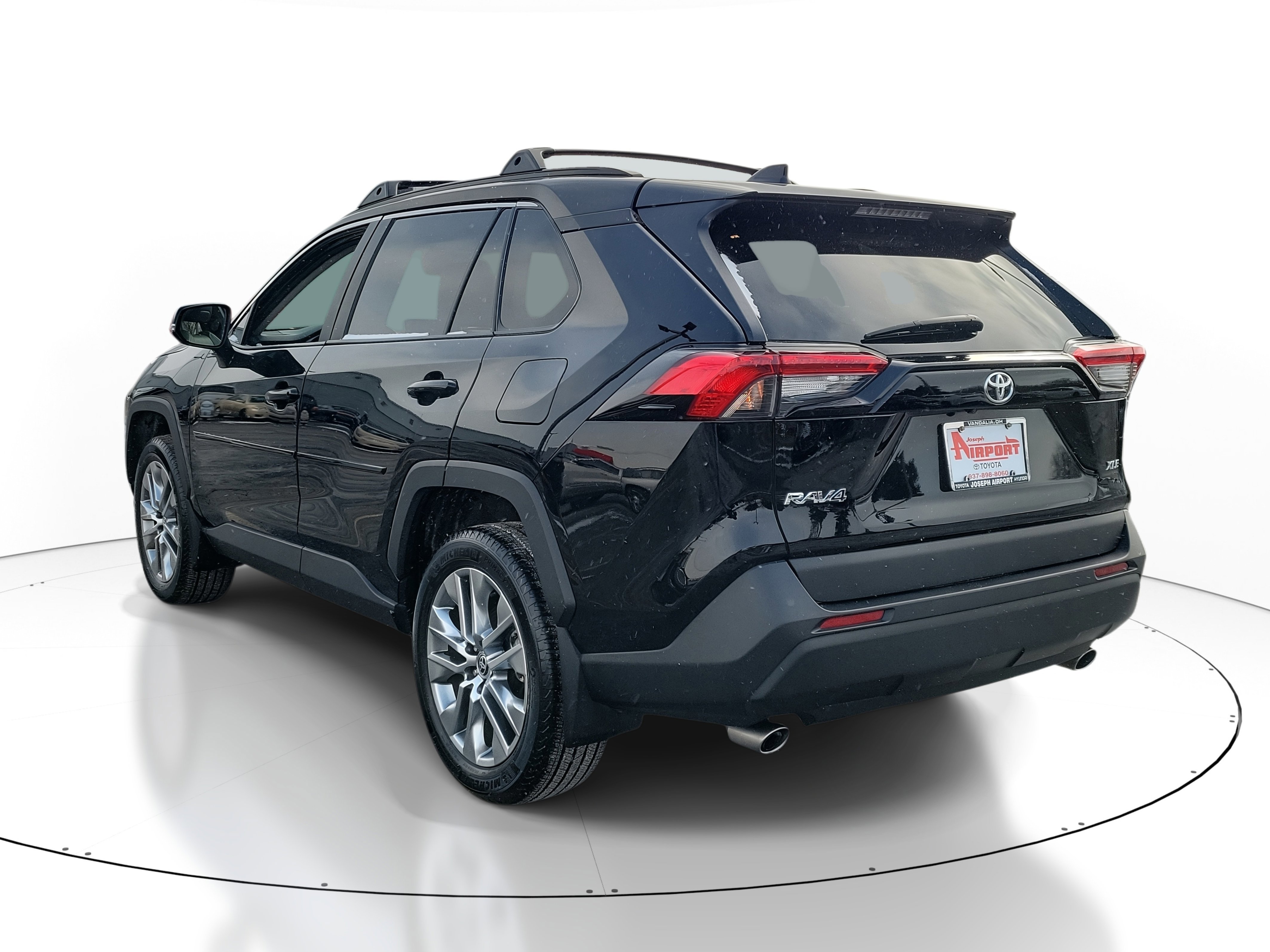 Used 2023 Toyota RAV4 XLE Premium image 3