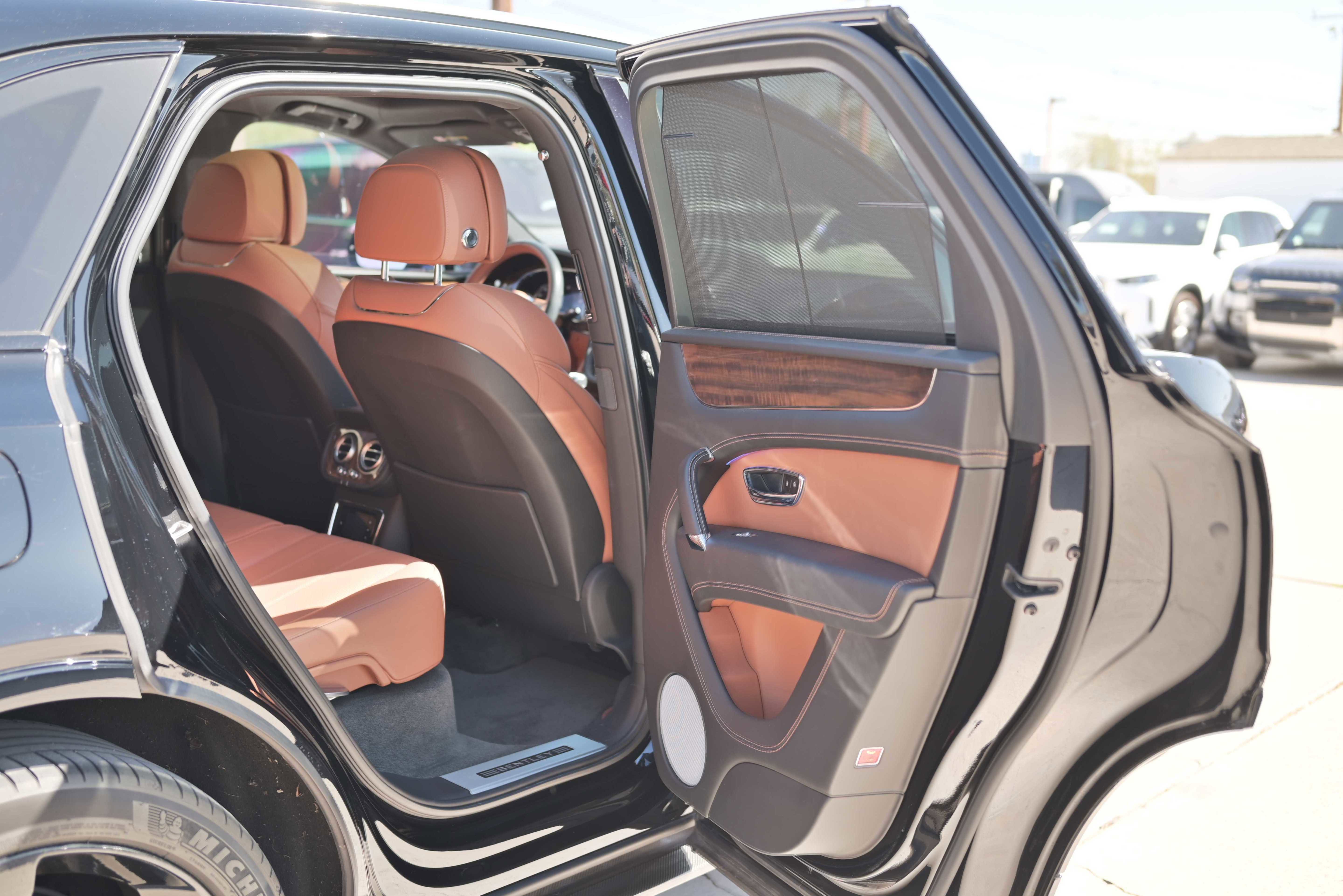 Used 2018 Bentley Bentayga AWD/4WD image 12