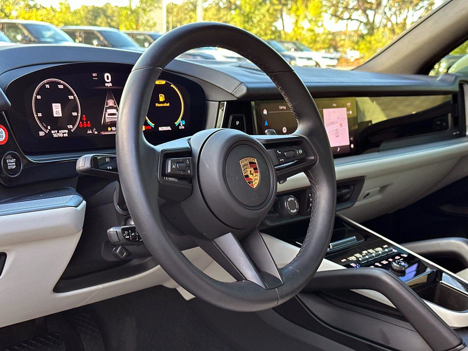 Used 2024 Porsche Cayenne image 30