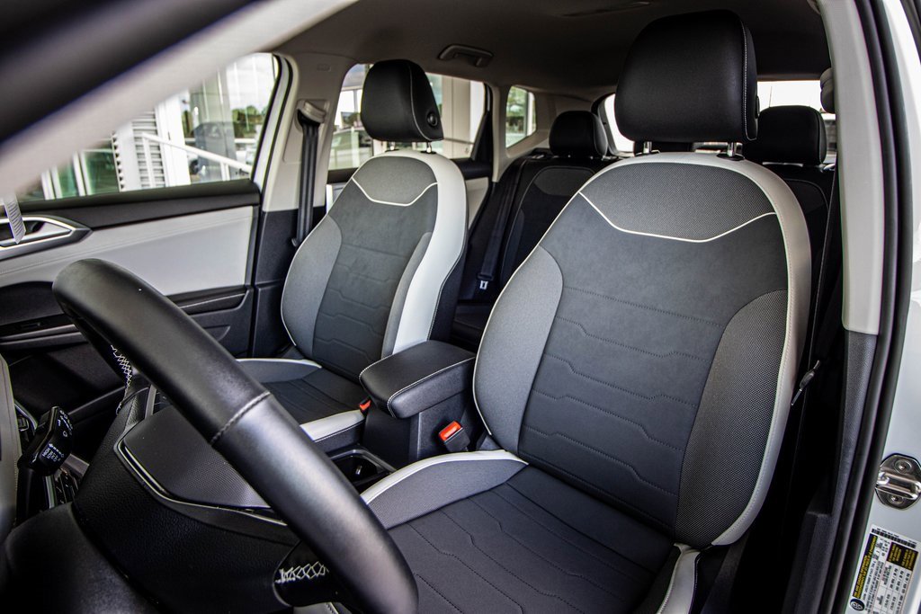 Certified 2025 Volkswagen Taos SE w/ Black Wheel Package image 27
