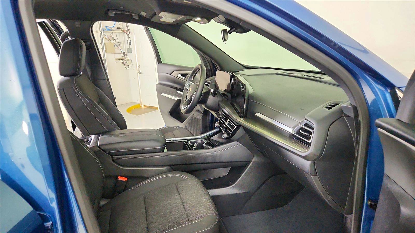 Used 2025 Chevrolet Traverse LT w/ Driver Confidence Package image 35