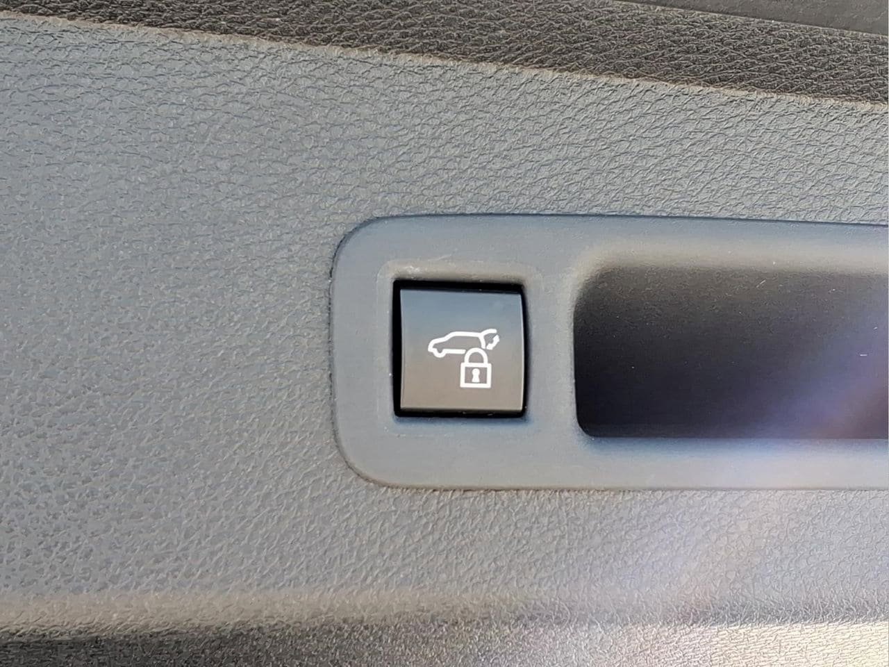 Used 2025 Toyota Sienna Platinum FWD image 7