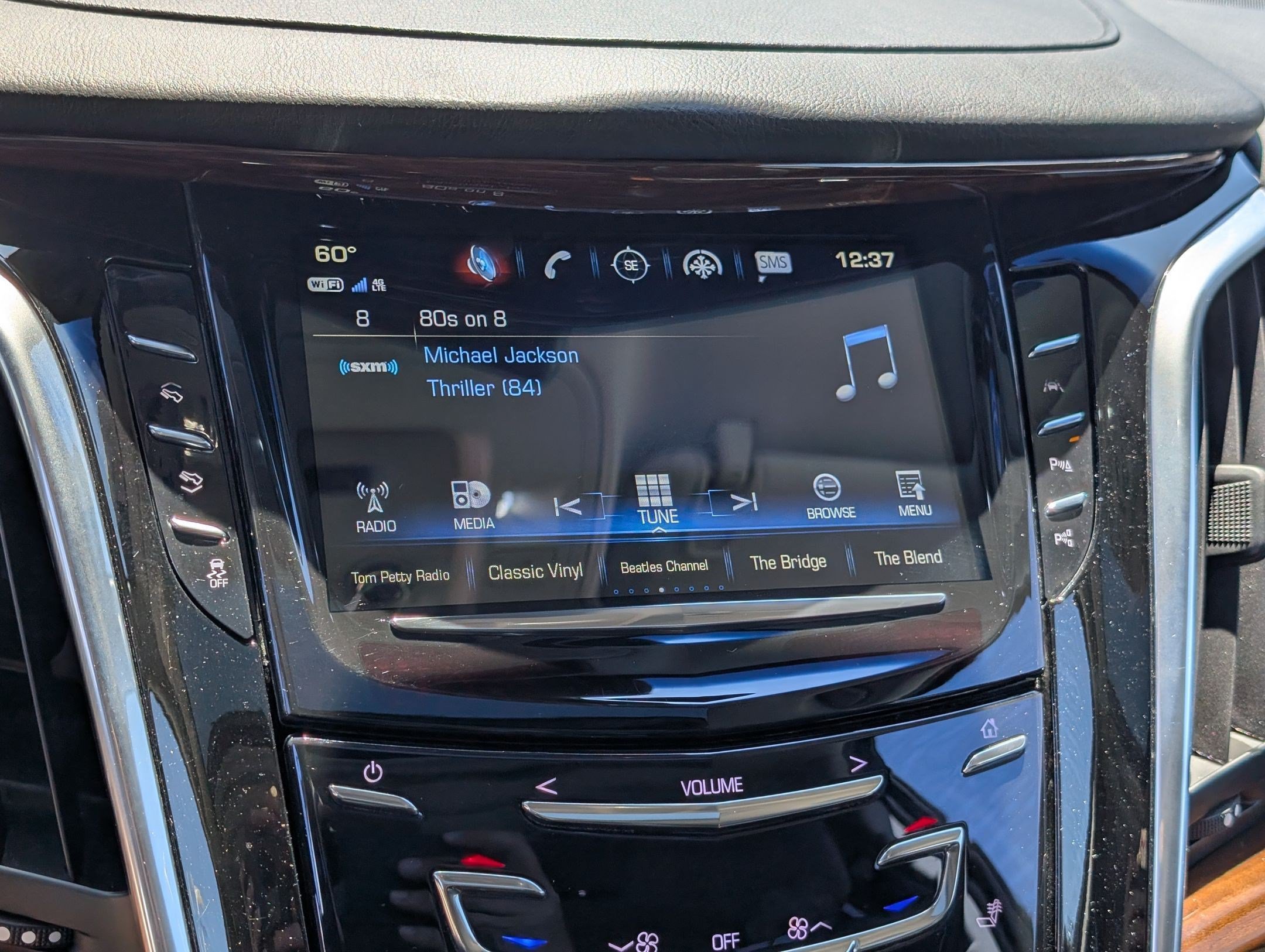 Used 2020 Cadillac Escalade Premium Luxury AWD/4WD image 19