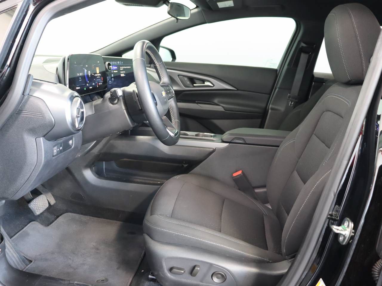 Certified 2025 Chevrolet Equinox EV LT w/ Comfort Package FWD image 8