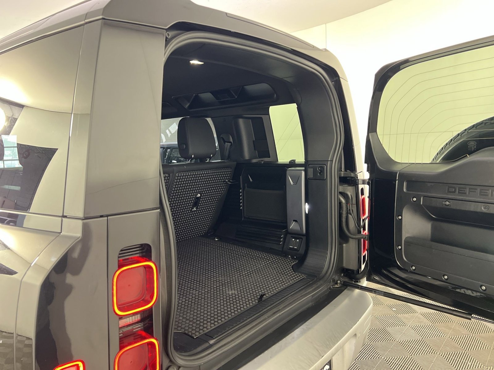 Used 2025 Land Rover Defender 110 S image 26