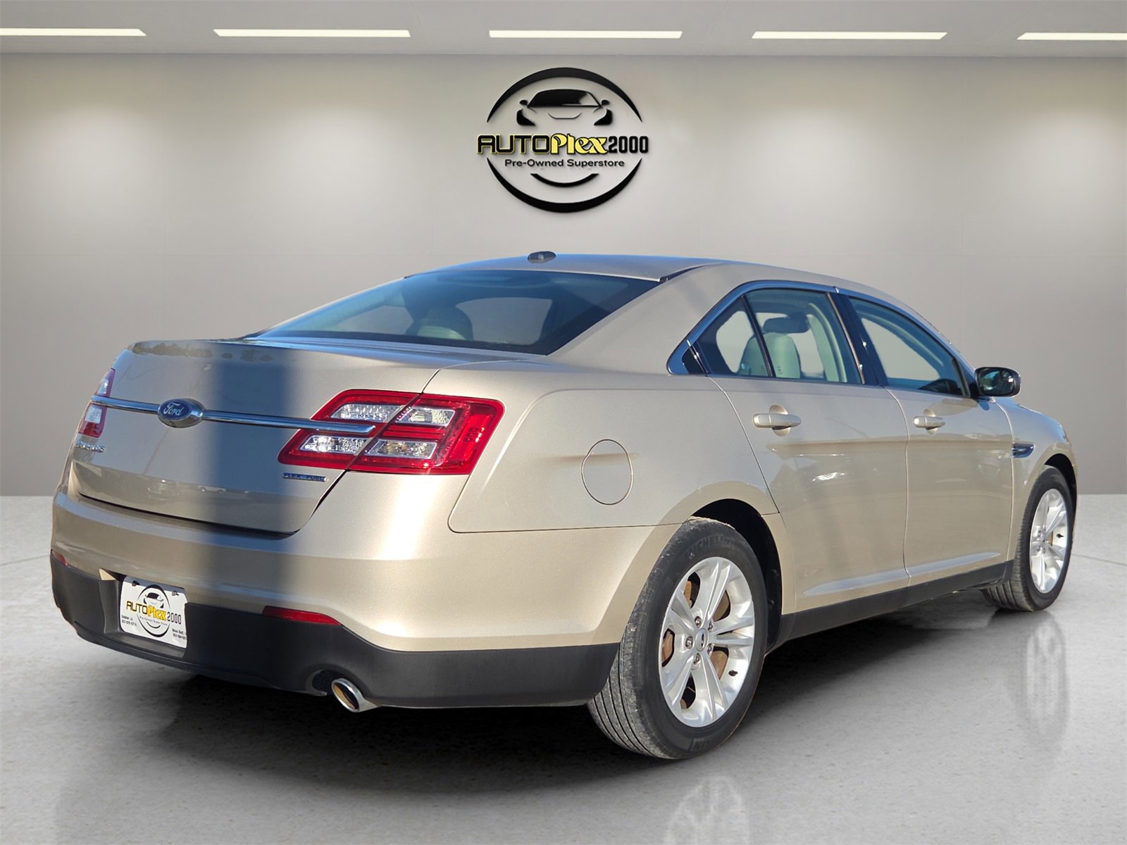 Used 2018 Ford Taurus SE image 7