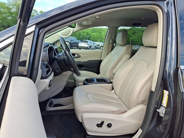 Used 2021 Chrysler Pacifica Touring-L FWD image 16