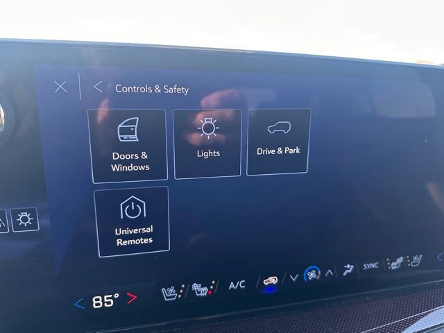 Used 2025 Chevrolet Traverse RS image 35