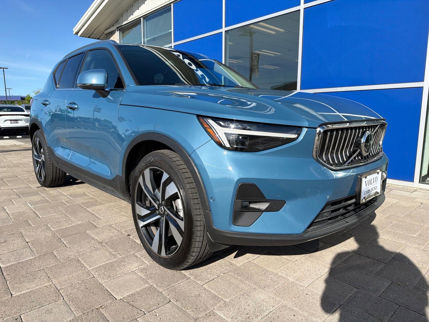 Used 2023 Volvo XC40 B5 Ultimate w/ Protection Package Premier AWD/4WD image 2