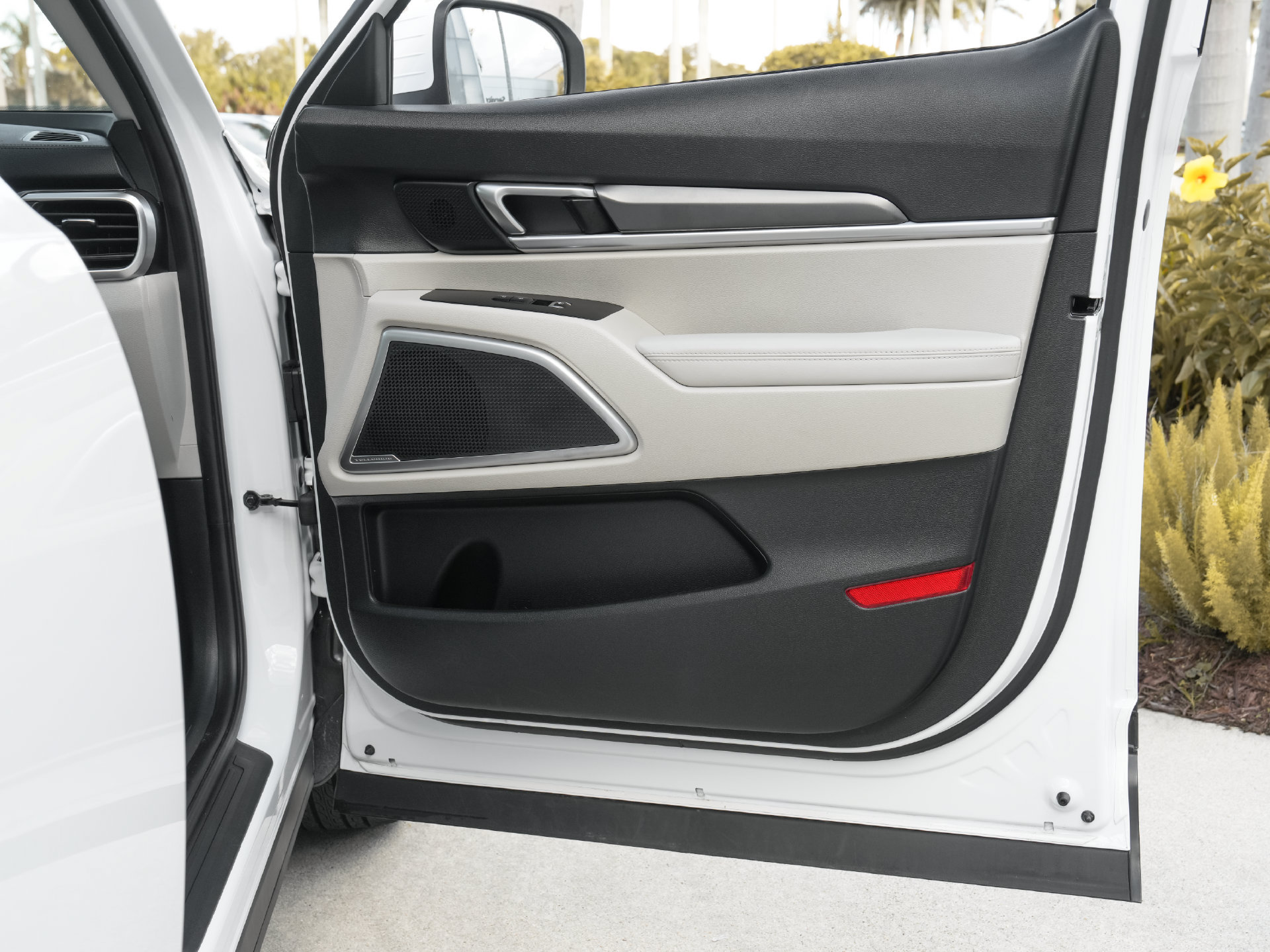 Used 2025 Kia Telluride S FWD image 39