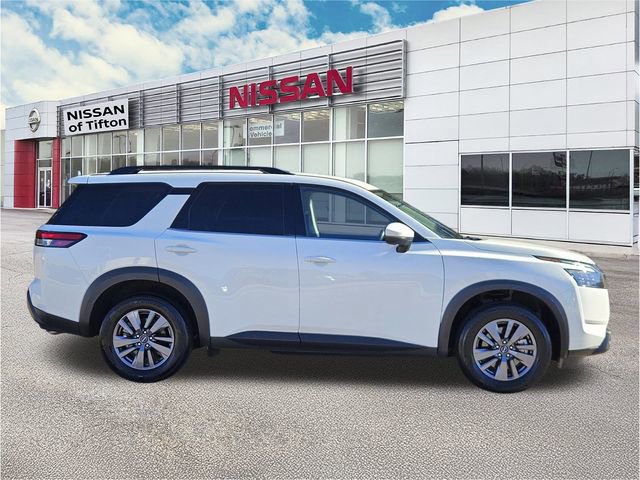Used 2024 Nissan Pathfinder SV image 3