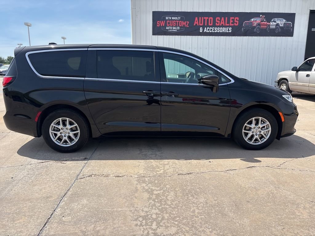 Used 2025 Chrysler Pacifica Select FWD image 4