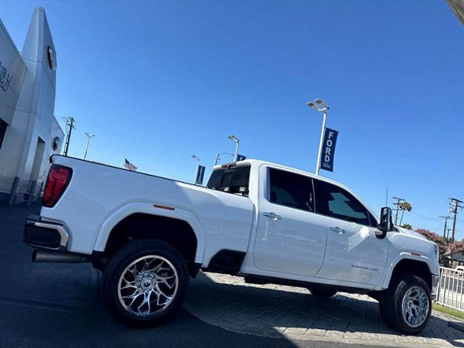 Used 2020 GMC Sierra 2500 SLT w/ Technology Package RWD image 2