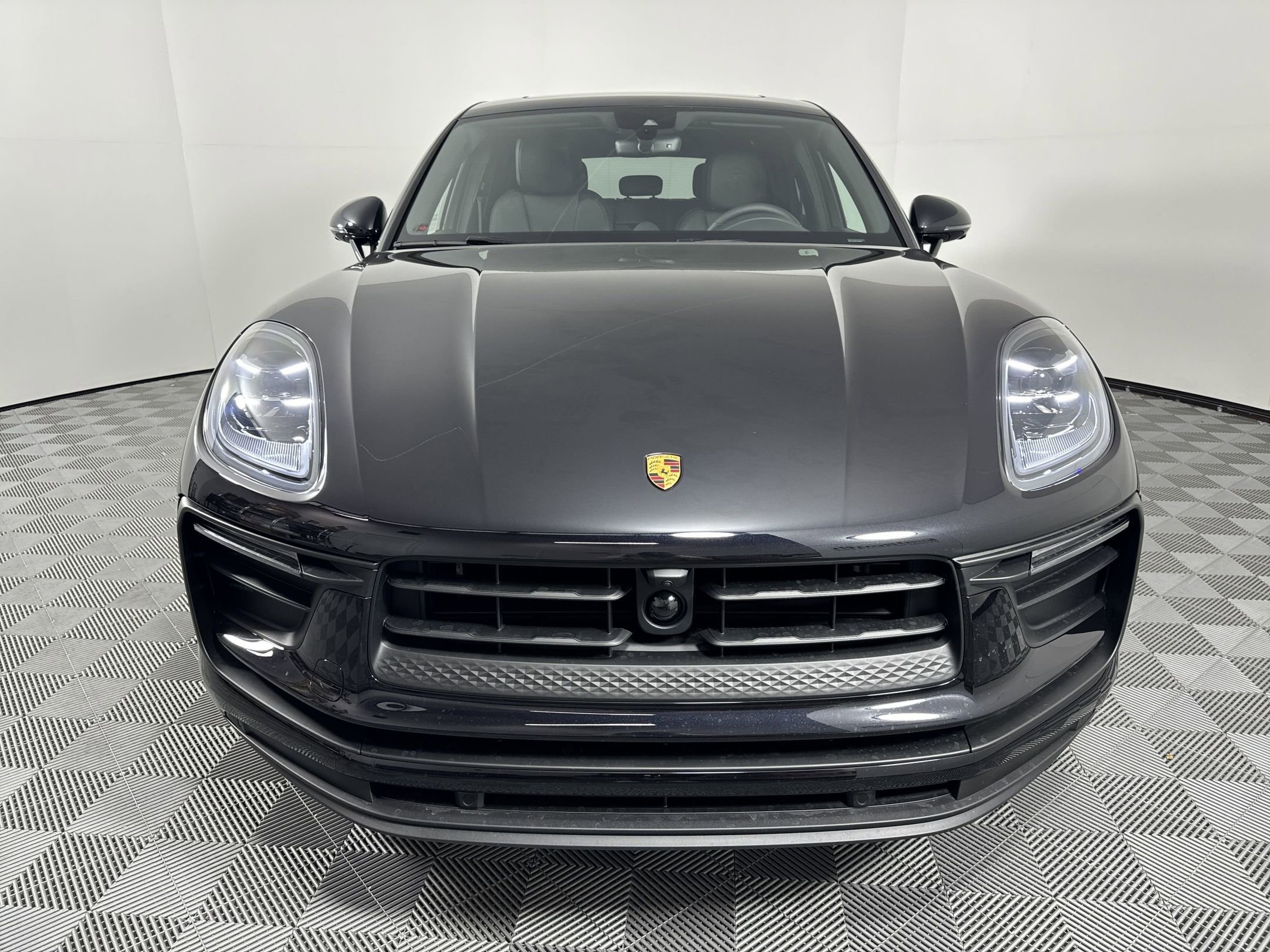 Certified 2025 Porsche Macan image 6