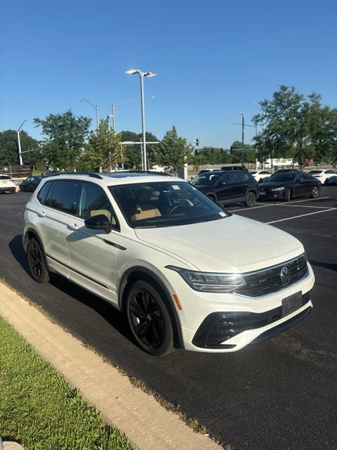 Certified 2023 Volkswagen Tiguan SE R-Line AWD/4WD image 3